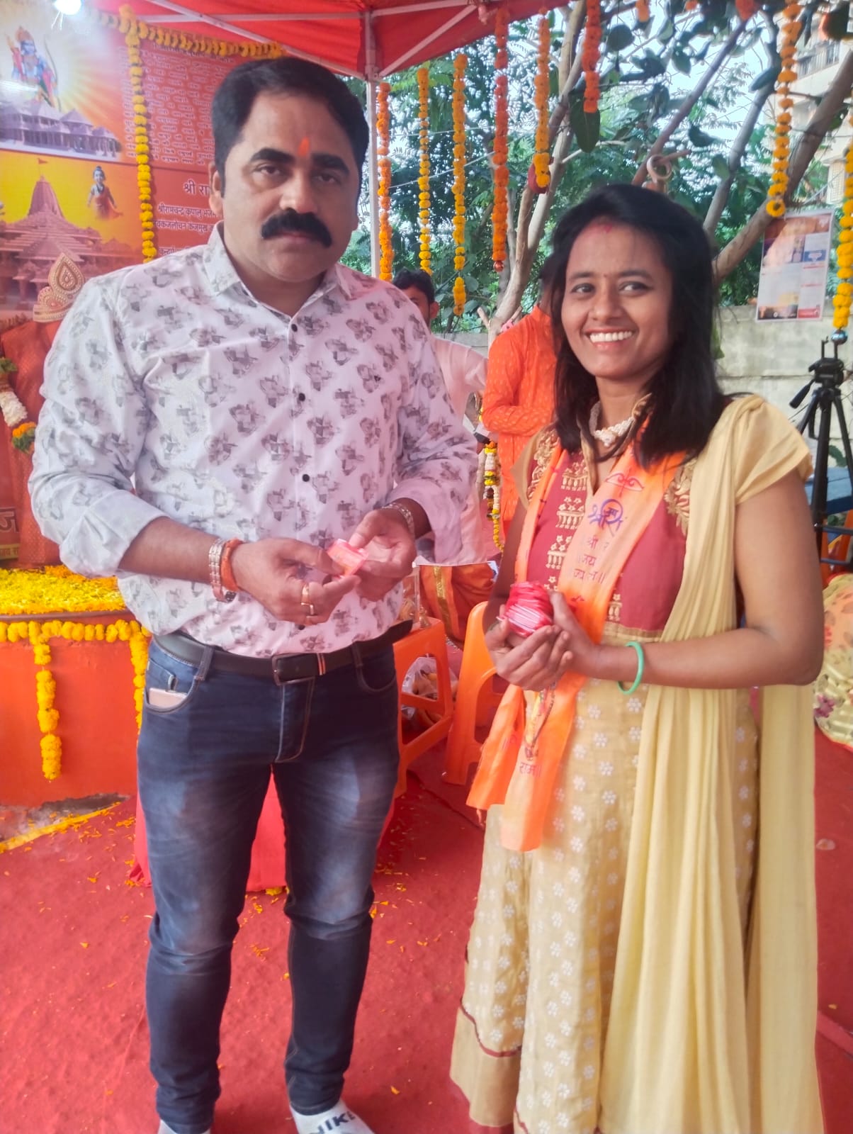 Great social worker Ramashare Prajapati ji  given small pocket Hanuman chalisa
