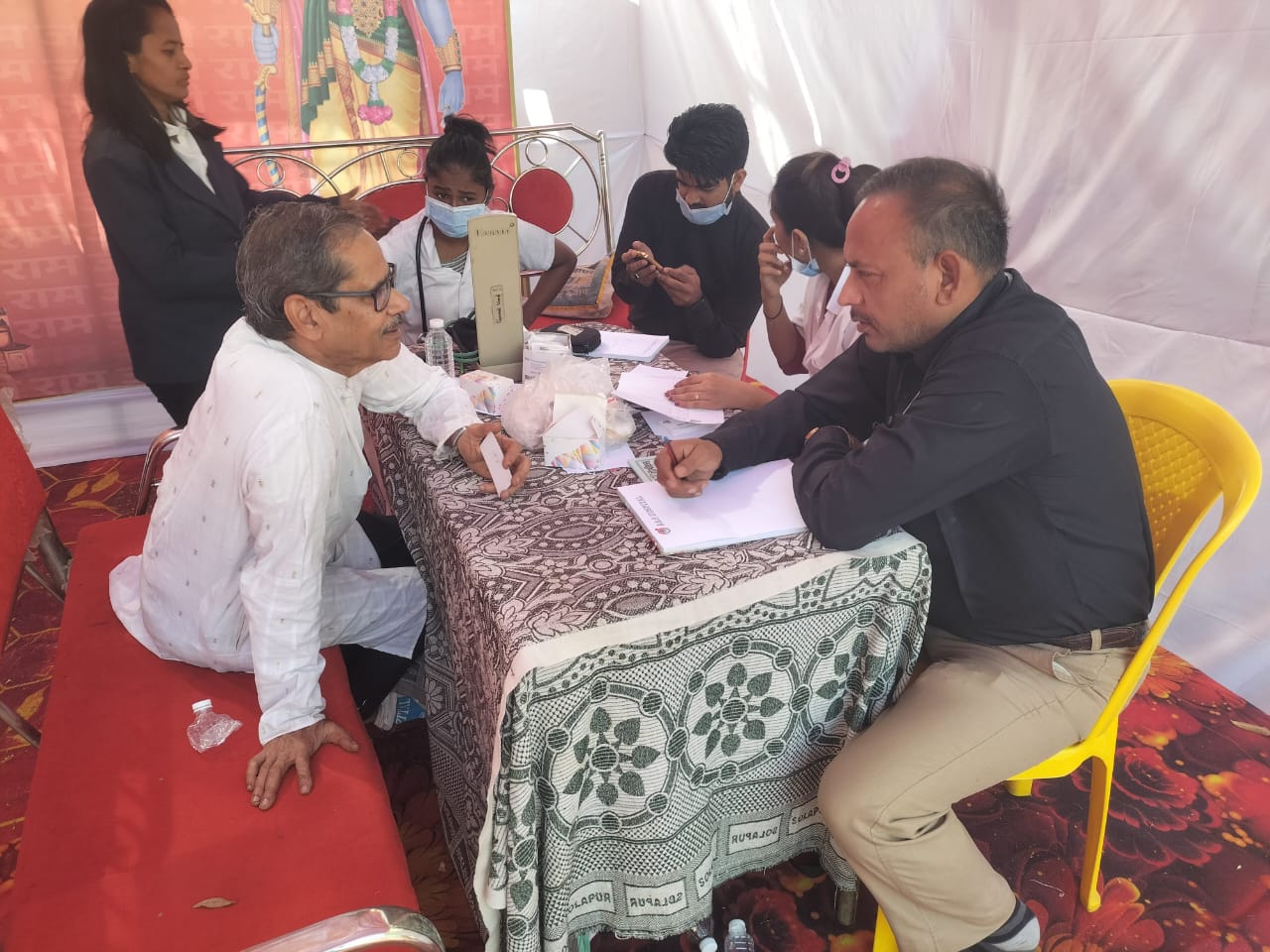 Hindi bhasha samajik Sanstha ke karykram mein humne free health check-up çamp aayojan
