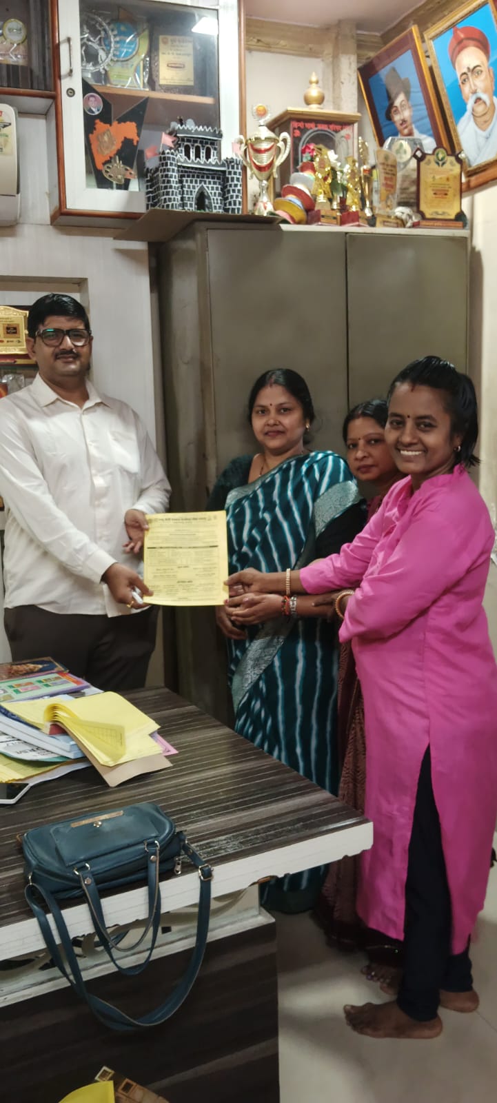 Giving invitation to the Principal of the famous RTP Hindi School and College of Dombivli, Arvind Tiwari Sir ji for the Vidyarthi Gaurav program of Sahu Teli Samaj Welfare Seva Sanstha.